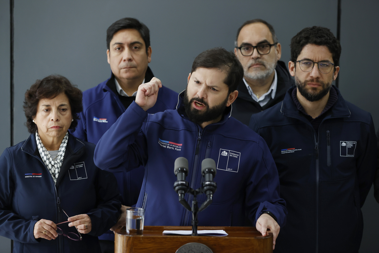 El presidente de Chile, Gabriel Boric (c), habla junto a la ministra de minería, Aurora Williams (i), y otras autoridades durante una rueda de prensa este sábado, en las oficinas centrales de la División El Teniente en Rancagua (Chile). (Foto de Elvis González de la agencia EFE)