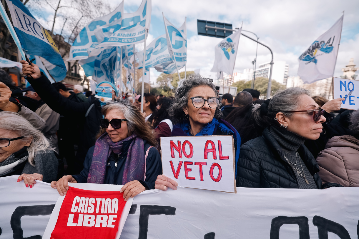 Personas participan en una manifestación contra el veto del presidente de Argentina, Javier Milei, a la ley de discapacidad este miércoles, frente al Congreso Nacional en Buenos Aires (Argentina). (Foto de Juan Ignacio Roncoroni de la agencia EFE)