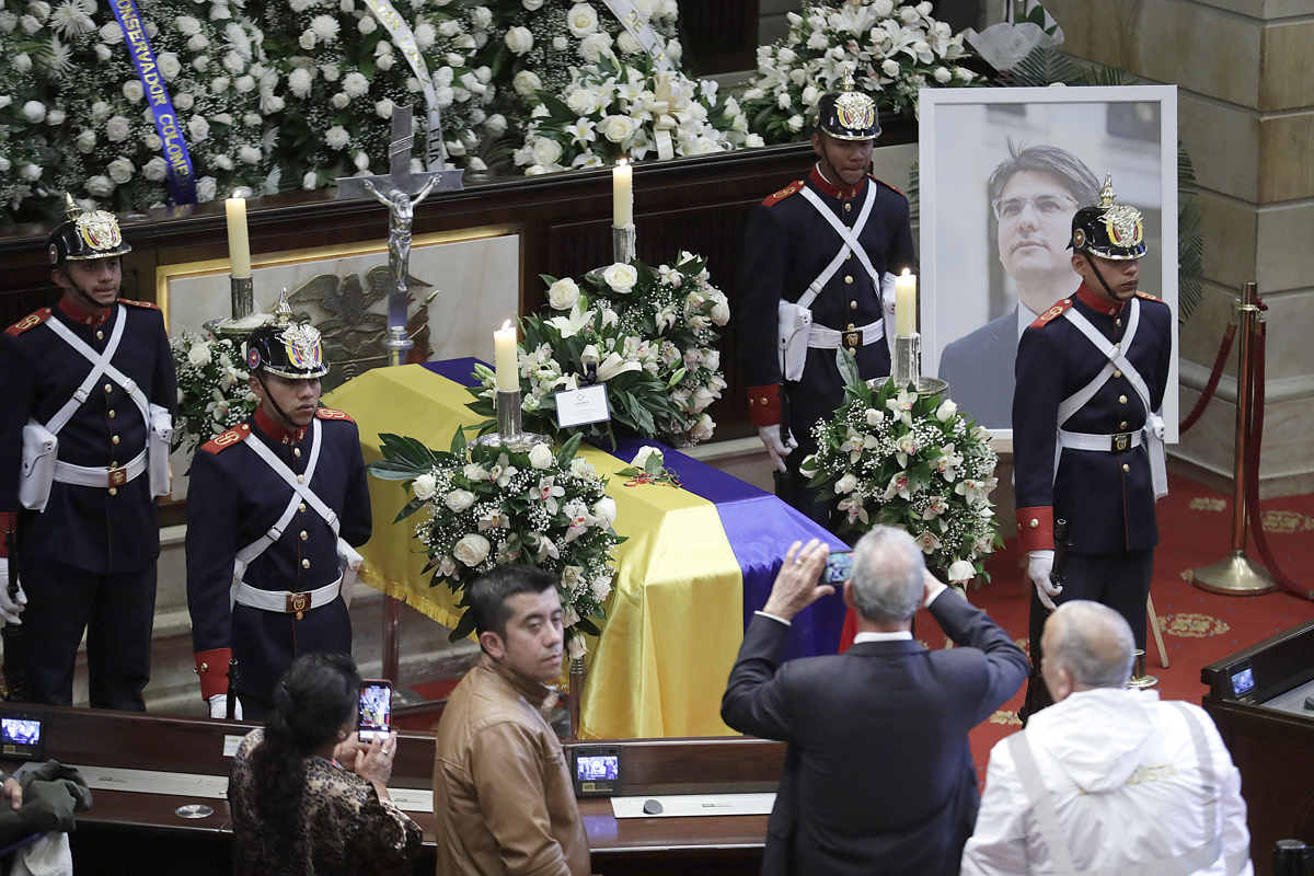 Integrantes del Batallón Guardia Presidencial vigilan junto al féretro del fallecido senador y precandidato presidencial opositor Miguel Uribe Turbay este martes, en Bogotá (Colombia). (Foto de Carlos Ortega de la agencia EFE)