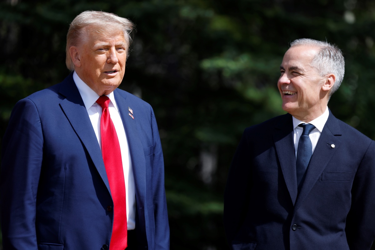 Fotografía de archivo del 16 de junio del 2025 del presidente de Estados Unidos, Donald Trump (i), y el primer ministro canadiense, Mark Carney, durante la cumbre del G7, en Kananaskis, Alberta (Canadá). (Foto de Ludovic Marin de la agencia EFE/ EPA)