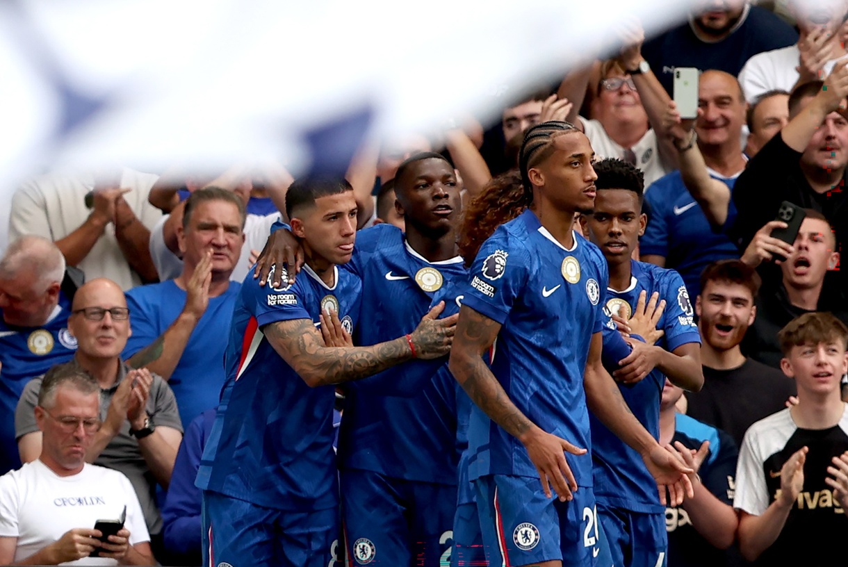 El jugador del Chelsea Enzo Fernandez (c) celebra con sus compañeros el 2-0 durante el partido de la Premier League que han jugado Chelsea FC y FC Fulham, en Londres, Reino Unido. ( Foto de David Cliff de la agencia EFE/EPA)
