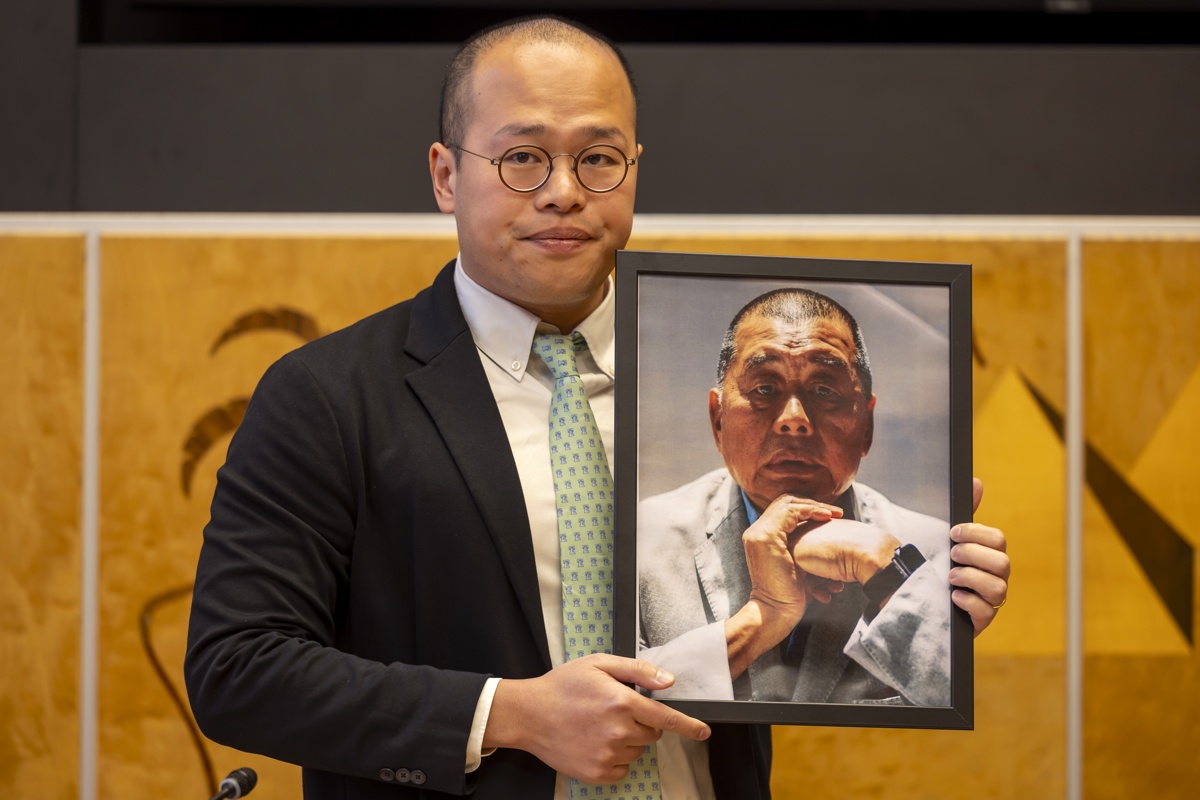 Sébastien Lai, hijo del editor de medios de Hong Kong encarcelado, Jimmy Lai, mostrando una foto de su padre. (Foto de archivo de Salvatore Di Nolfi de la agencia EFE)