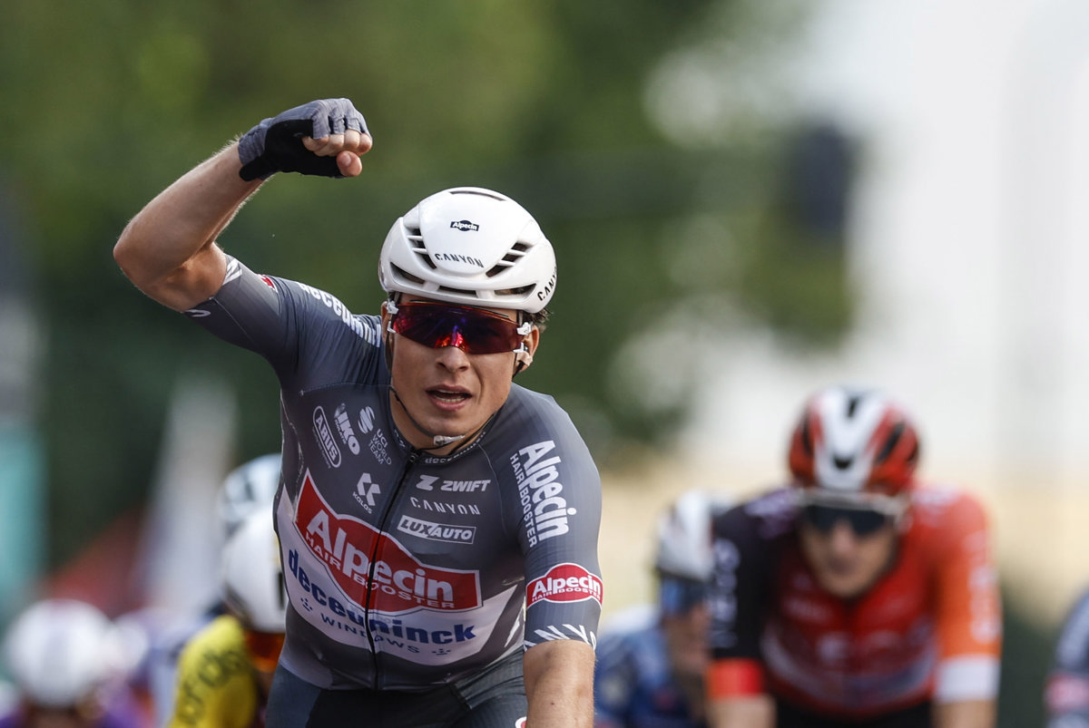 El ciclista belga del Alpecin Jasper Philipsen celebra su victoria en la octava etapa de la Vuelta a España, este sábado entre Monzón (Huesca) y Zaragoza, en un recorrido de 163.5 kilómetros. (Foto de Javier Lizón de la agencia EFE)