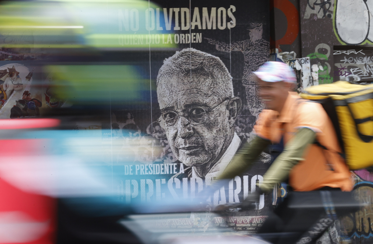 Un cartel en contra del expresidente colombiano entre 2002 y 2010, Álvaro Uribe, fue captado el pasado 30 de julio, en Bogotá (Colombia). (Foto de Mauricio Dueñas de la agencia EFE)