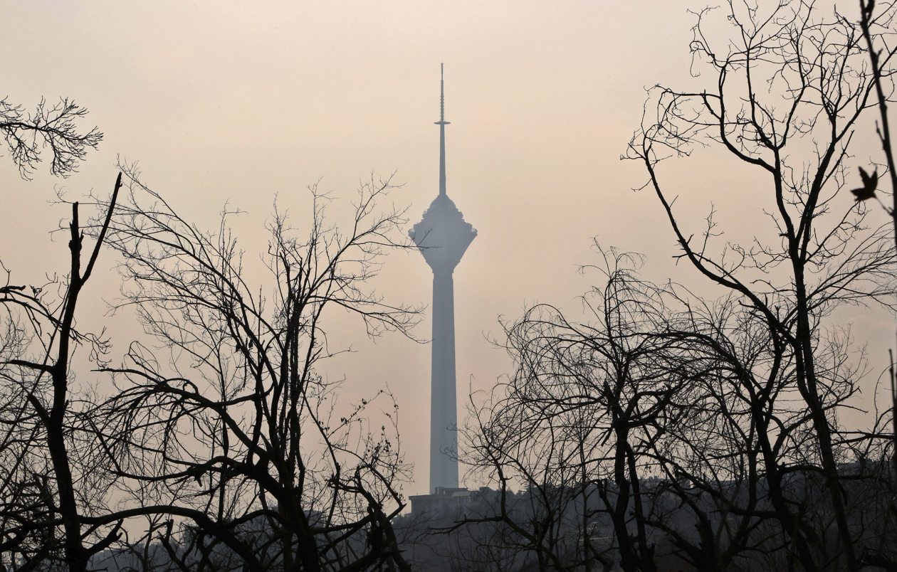Vista de la Torre Milad bajo una niebla de contaminación en Teherán, Irán. (Foto de archivo de Abedin Taherkenareh de la agencia EFE)