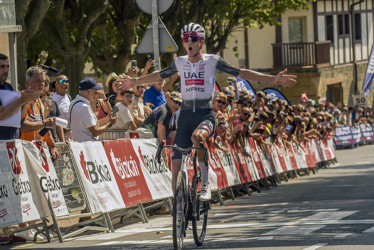 El mexicano Isaac del Toro, del equipo UAE Emirates, entra vencedor en la meta del 80 Circuito de Getxo-Memorial Hermanos Otxoa, carrera de un día de 172.2 km con perfil quebrado y final en cuesta, este domingo en Getxo (Bizkaia). (Foto de Javier Zorrilla de la agencia EFE)