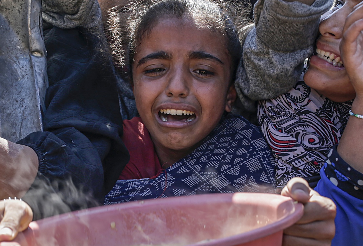 Una niña palestina desplazada internamente llora con un recipiente en las manos mientras espera para recibir alimentos en una cocina de caridad, en la ciudad de Gaza, en una fotografía del 4 de agosto de 2025. (Foto de Mohammed Saber de la agencia EFE/EPA)