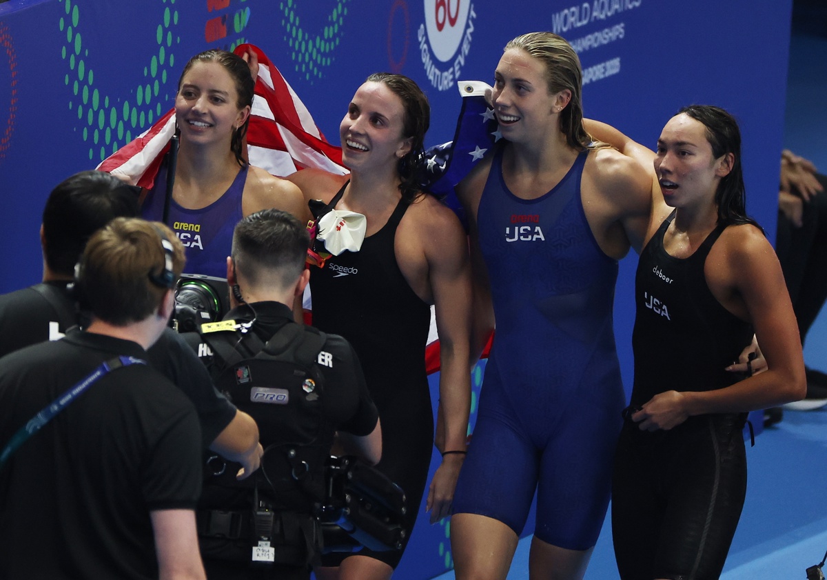 El equipo de Estados Unidos celebra con su bandera nacional tras ganar y batir un récord mundial en la Final de natación de relevos 4x100 m estilos femenino en el Campeonato Mundial de Natación de Singapur 2025, celebrado en Singapur el 3 de agosto de 2025. (Foto de Fazry Ismail de la agencia EFE/EPA)