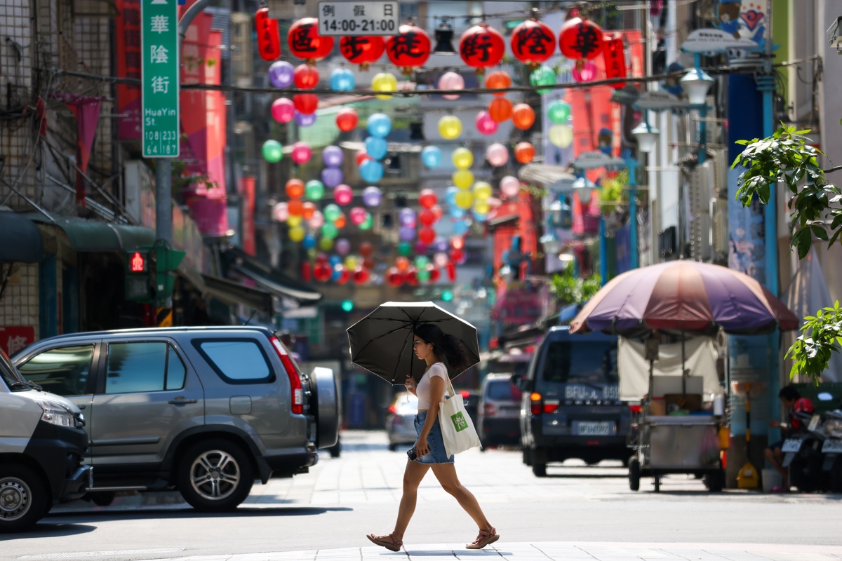 En la imagen de archivo, una taiwanesa camina en plena ola de calor por las calles de Taipei, Taiwán. (Foto de Ritchie B. Tongo de la agencia EFE/EPA)