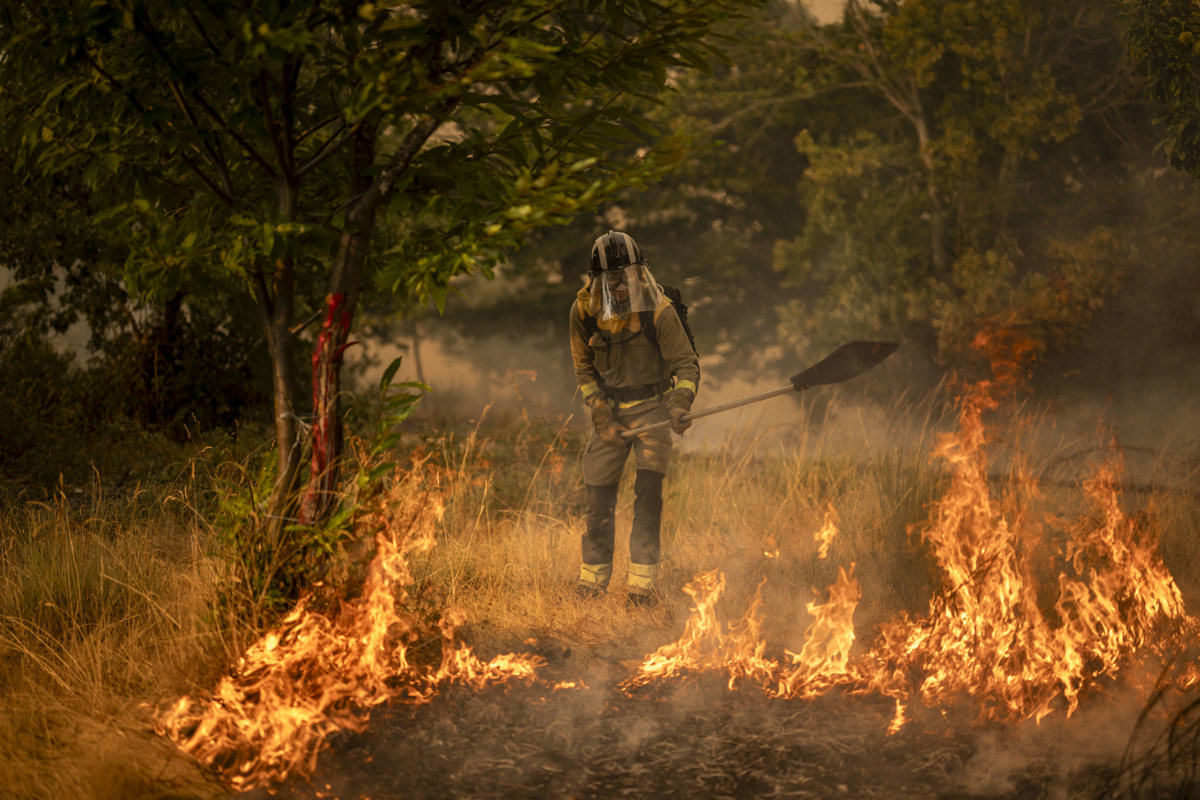 Un bombero forestal realiza labores de extinción en un nuevo incendio declarado este miércoles en A Gudiña [Orense, noroeste de España]. (Foto de Brais Lorenzo de la agencia EFE)
