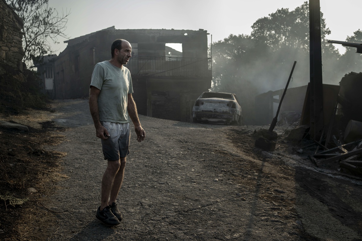 Manuel García, vecino de la localidad de A Caridade, en Ourense (Galicia), ha perdido las propiedades que había construido durante toda una vida por el incendio. (Foto de Brais Lorenzo de la agencia EFE)