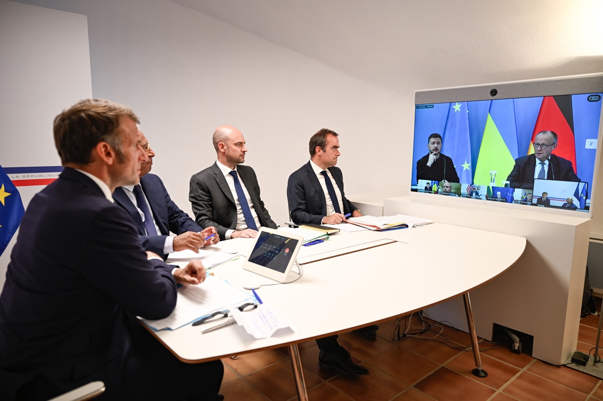 El presidente francés Emmanuel Macron, Antonio Costa, presidente del Consejo Europeo, el ministro francés de Europa y Asuntos Exteriores Jean-Noel Barrot, y el ministro de Defensa de Francia Sebastien Lecornu asisten a una videoconferencia con el presidente de Ucrania Volodymyr Zelensky y el canciller alemán Friedrich Merz para discutir la guerra en curso en Ucrania, en el Fort de Bregancon en Bormes-les-Mimosas, Francia, 13 de agosto de 2025. (Foto de Philippe Magoni de la agencia EFE/EPA)