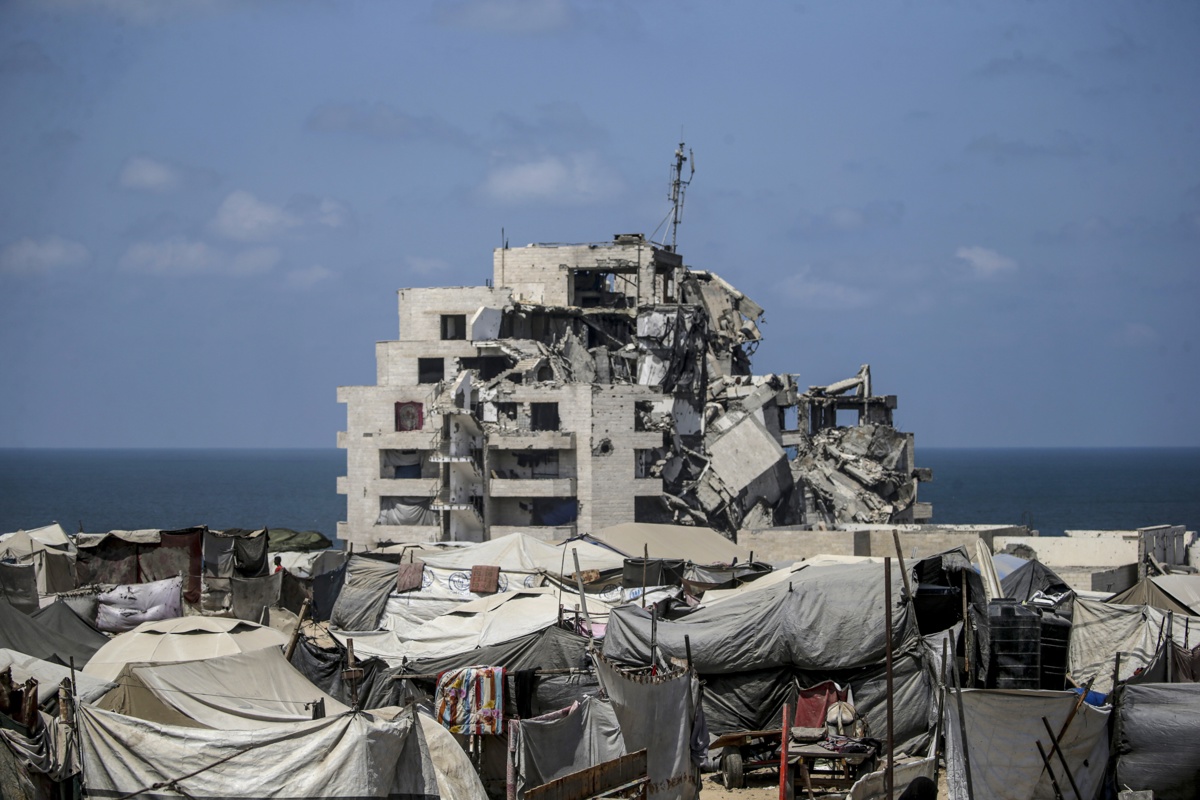 Tiendas de campaña de palestinos desplazados internos, que huyeron del este de la ciudad de Gaza y del norte de Gaza, cerca de los escombros de edificios destruidos en el oeste del norte de la Franja de Gaza, el 8 de agosto de 2025. (Foto de Mohammed Saber de la agencia EFE/EPA)