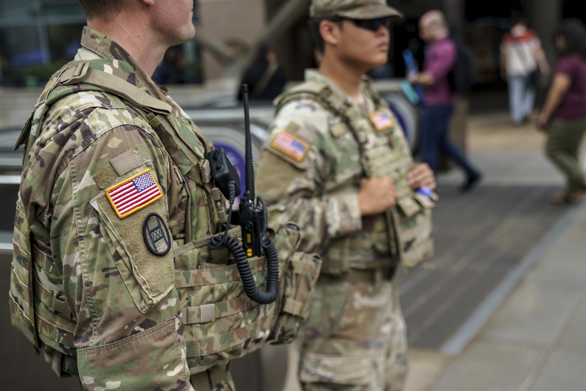 Miembros de la Guardia Nacional patrullan en las afueras de la estación de metro Foggy Bottom en Washington D.C, Estados Unidos. (Foto de Will Oliver de la agencia EFE)
