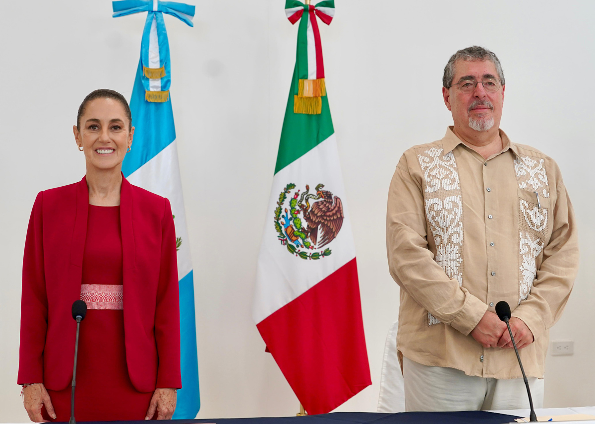 Fotografía cedida por la Presidencia de México donde la presidenta Claudia Sheinbaum, posa junto al presidente de Guatemala, Bernardo Arévalo, este viernes en Petén (Guatemala). (Foto de EFE/ Presidencia de México)