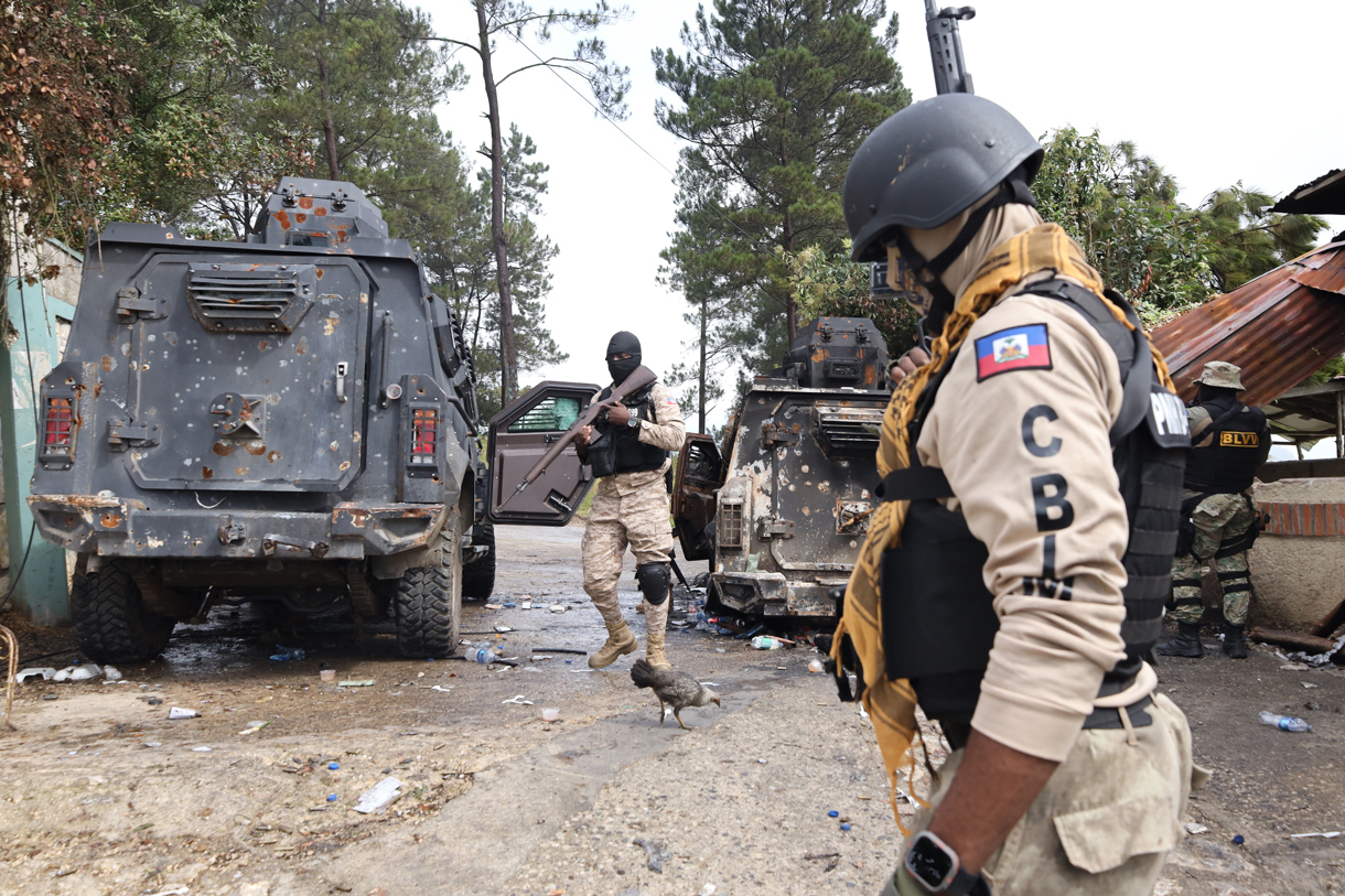Miembros de la Policía Nacional de Haití (PNH) patrullando tras el ataque de una pandilla. (Foto de Patrice Noel EFE)