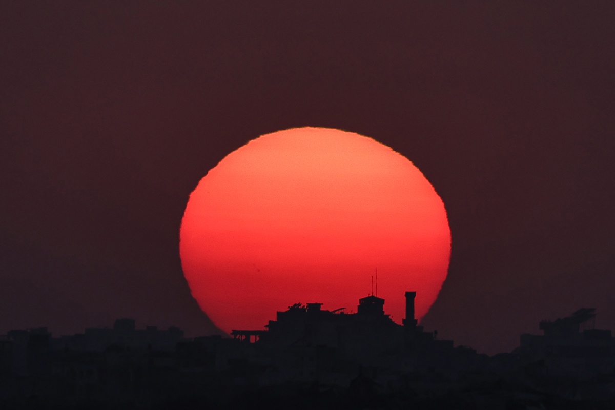 Una vista de la parte norte de la Franja de Gaza al atardecer, vista desde el lado israelí de la frontera, 19 de agosto de 2025. (Foto de Atef Safadi de la agencia EFE/EPA)