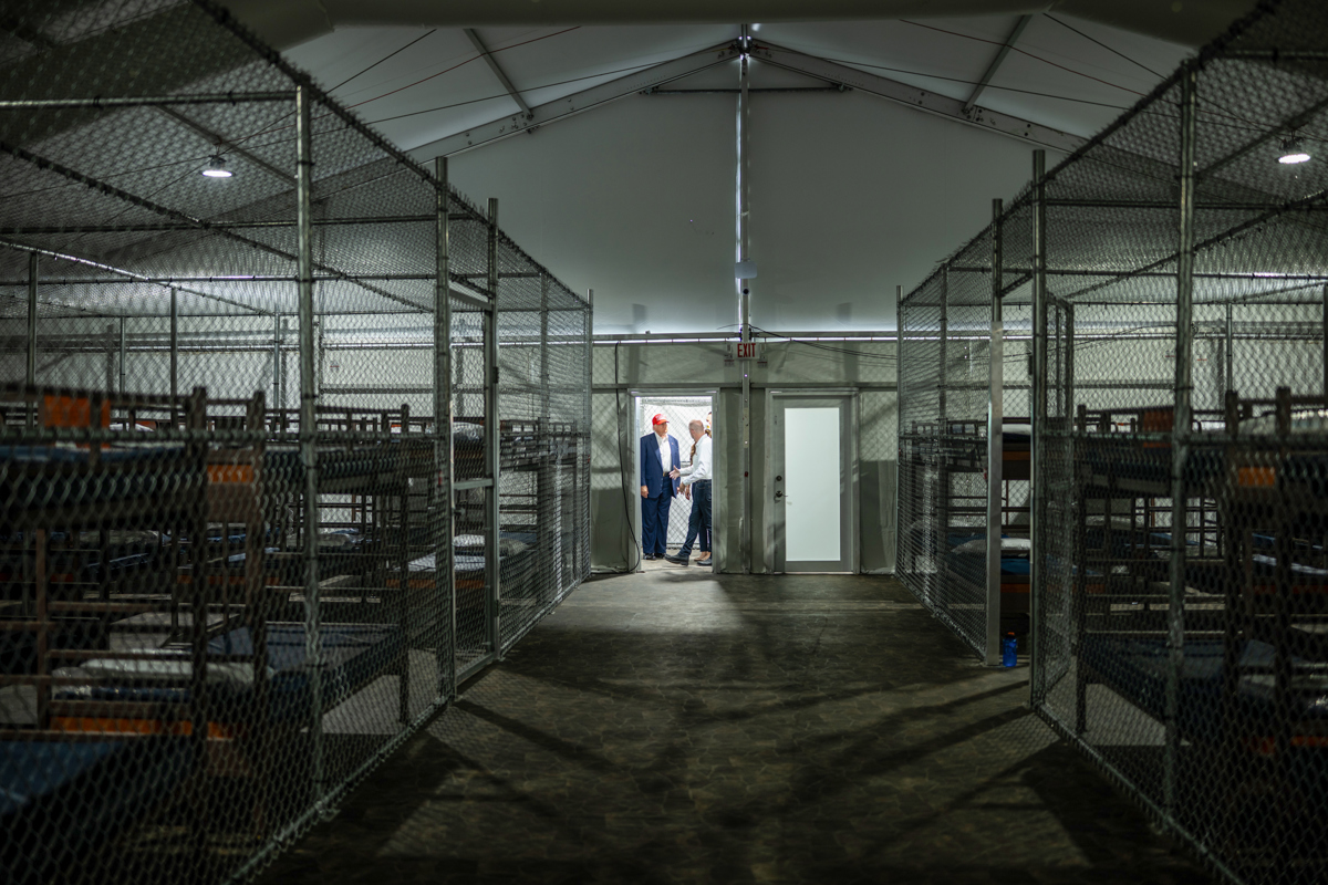 Fotografía tomada el 1 de julio de 2025 de la red social X, de la cuenta oficial de la Casa Blanca @WhiteHouse donde aparece el presidente de los Estados Unidos Donald Trump (i) durante una visita al centro de detención migratoria “Alligator Alcatraz” en Florida (EUA). (EFE/ Casa Blanca)
