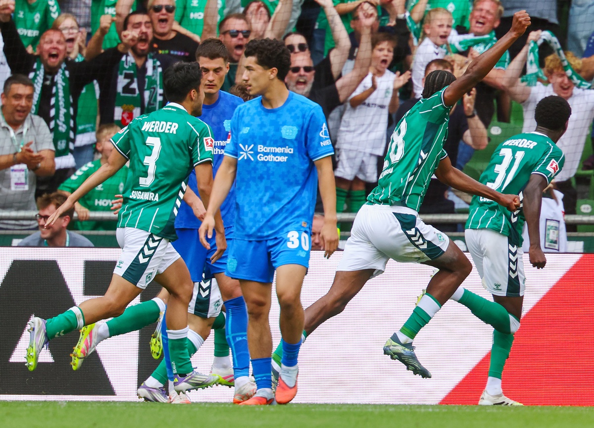 El jugador del Werder Bremen Abdoul Karim Coulibaly (d) celebra el gol del empate al final durante el partido de la Bundesliga que han jugado SV Werder Bremen y Bayer 04 Leverkusen, en Bremen, Alemania. (Foto de Hannibal Hanschke de la agencia EFE/EPA)