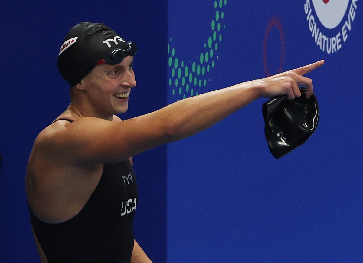 Katie Ledecky, de Estados Unidos, celebra tras ganar la final de los 800 metros libres femeninos en el Campeonato Mundial de Natación de Singapur 2025, celebrado en Singapur el 2 de agosto de 2025. (Foto de Fazry Ismail de la agencia EFE/EPA)