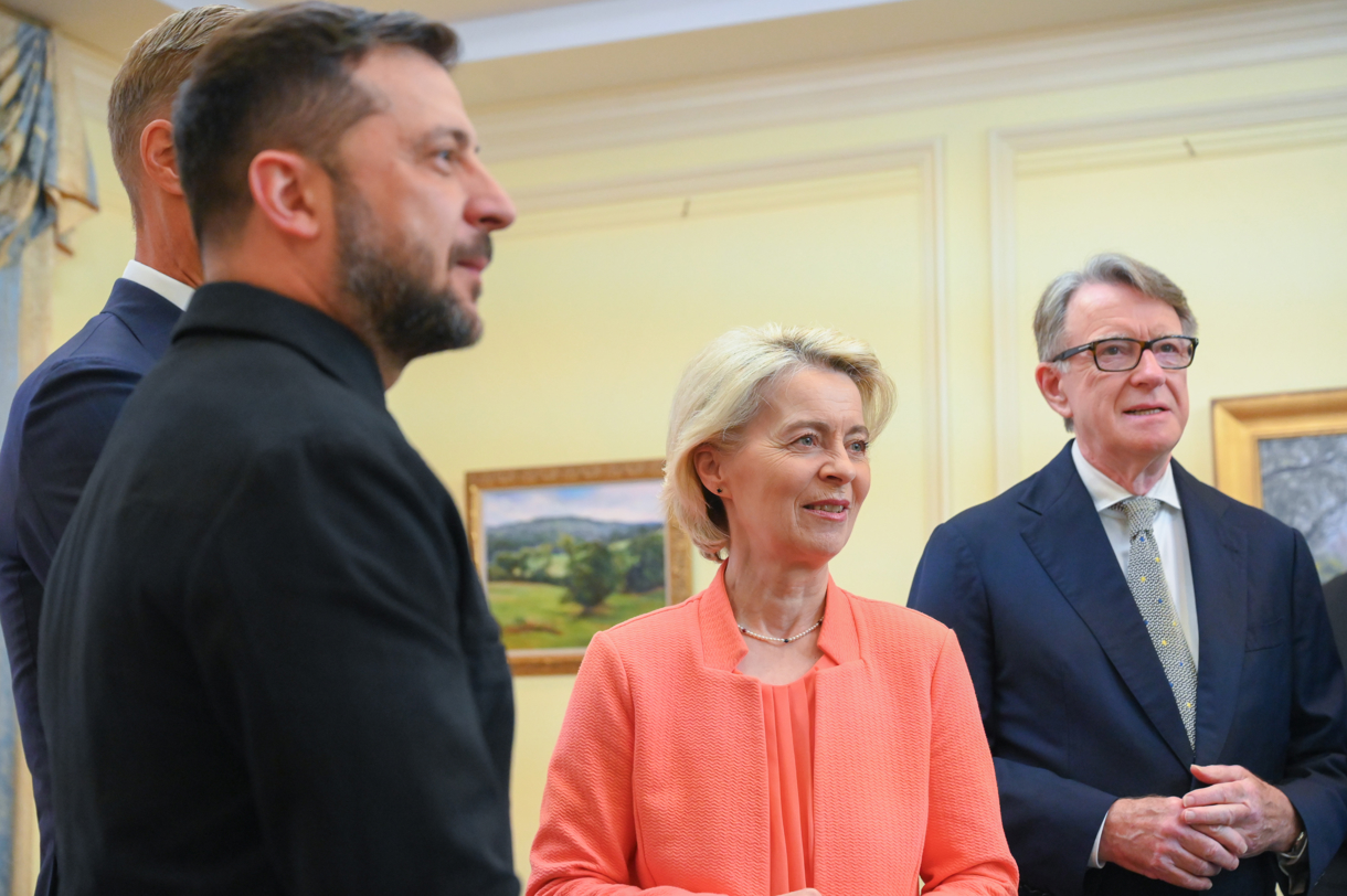 El presidente de Ucrania, Volodímir Zelenski (i), junto a la presidenta de la Comisión Europea, Ursula von der Leyen (c), y el embajador británico en Washington, Peter Mandelson (d), al inicio de un encuentro, en la embajada de Ucrania en Washington, con algunos de los líderes europeos que han viajado hasta EUA. (Foto de EFE/Comisión Europea/Dati Bendo)