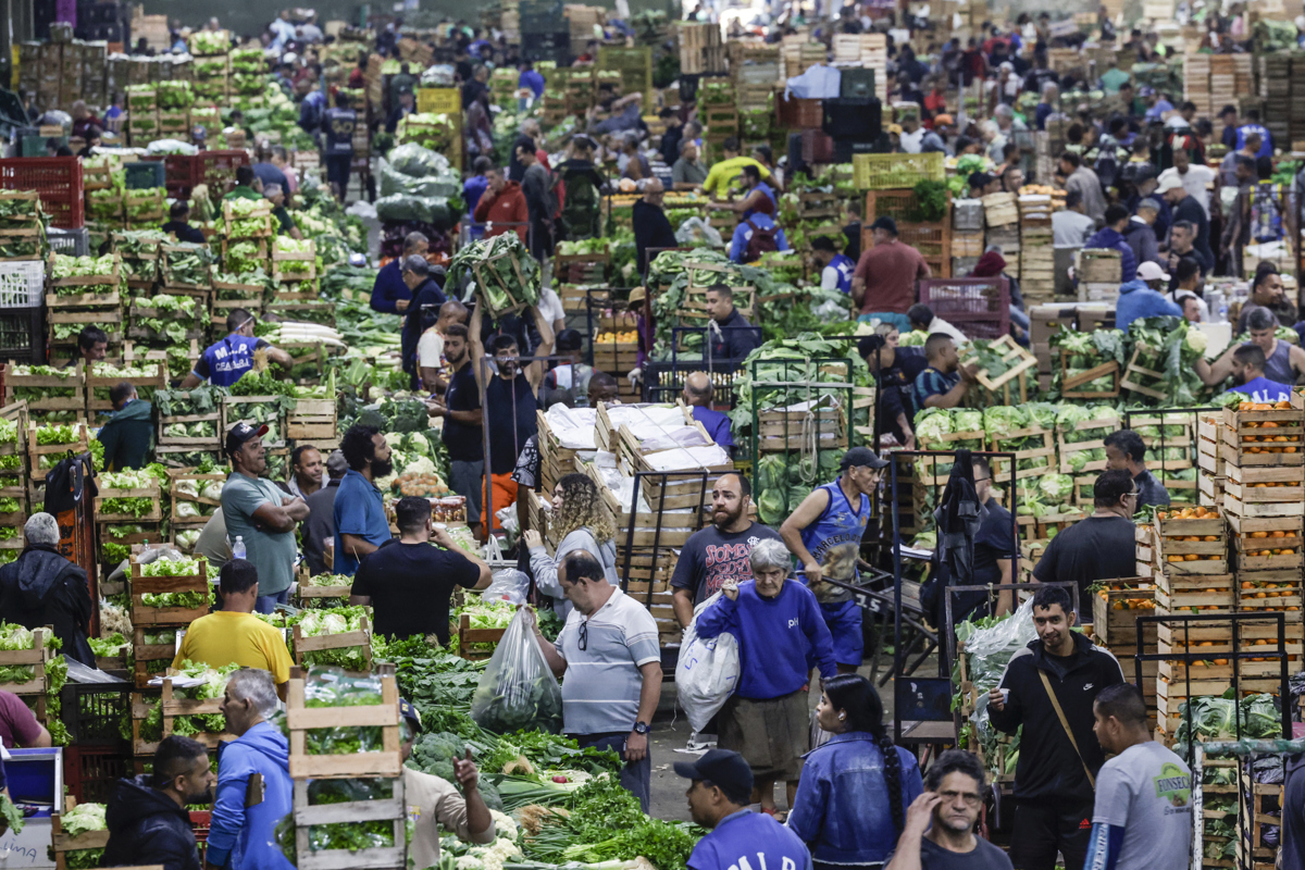 Personas que trabajan en las Centrales de Abastecimiento CEASA en Río de Janeiro (Brasil). (Foto de archivo de André Coelho de la agencia EFE)