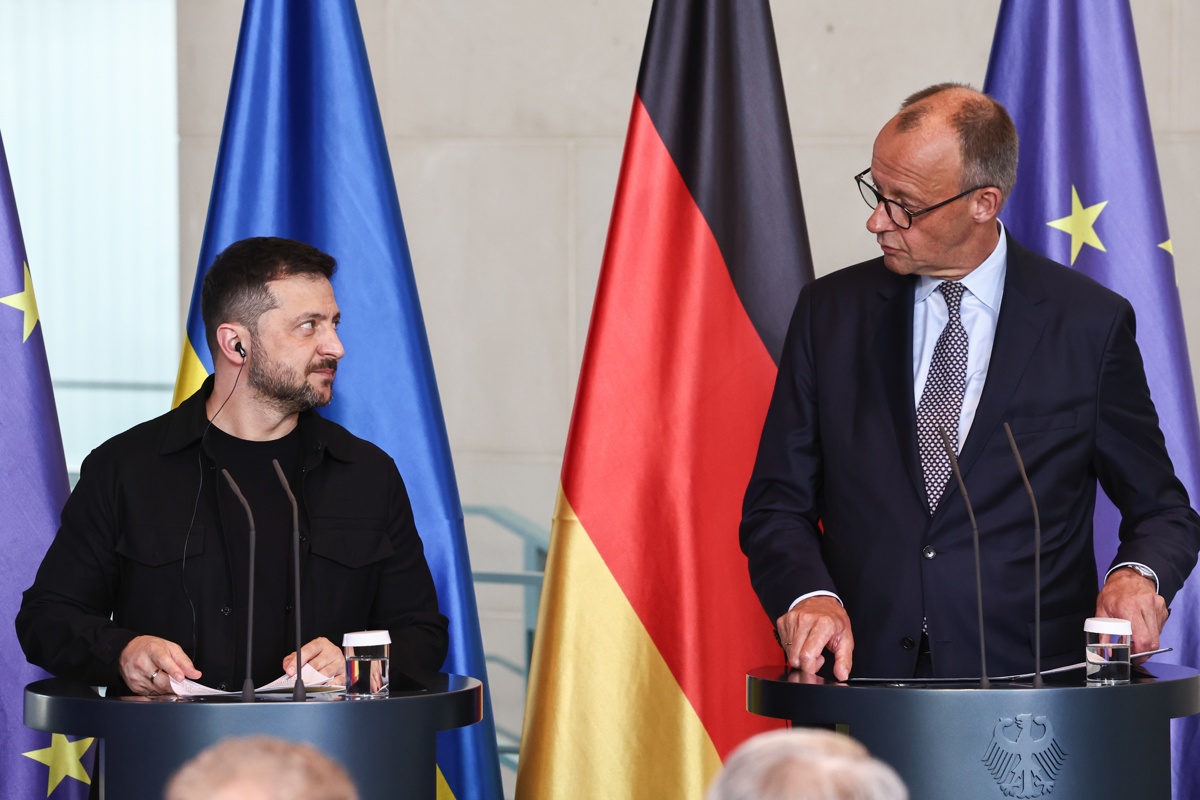 El canciller alemán Friedrich Merz (R) y el presidente ucraniano Volodymyr Zelensky asisten a una conferencia de prensa tras una videollamada con otros jefes de estado antes de una cumbre entre los líderes de Estados Unidos y Rusia, en Berlín, Alemania, 13 de agosto de 2025. (Foto Filip Singer de la agencia EFE/EPA)