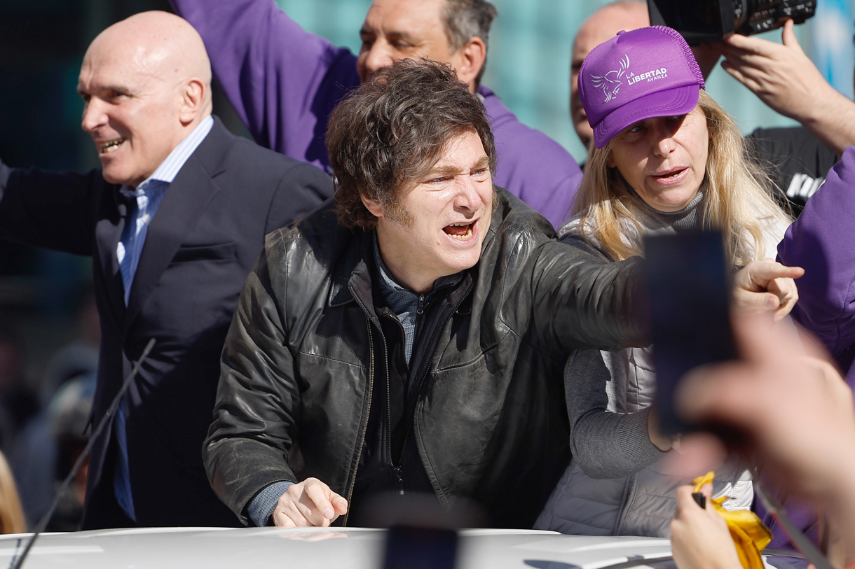 El presidente de Argentina, Javier Milei (c), reacciona durante un acto de campaña electoral este miércoles, en Lomas de Zamora (Argentina). (Foto de Juan Ignacio Roncoroni de la agencia EFE)