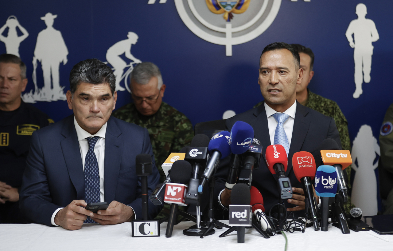 El procurador general, Gregorio Eljach (i), y el ministro de Defensa de Colombia, Pedro Sánchez, asisten a una rueda de prensa este martes, en Bogotá (Colombia). (Foto de Mauricio Dueñas Castañeda de la agencia EFE)