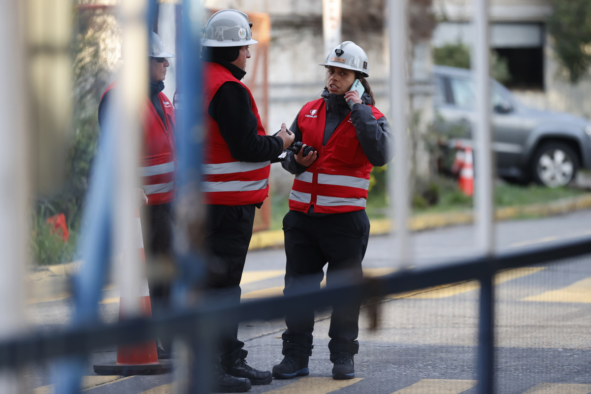 Trabajadores custodian el acceso a las oficinas centrales de la División “El Teniente”, este sábado, en Rancagua (Chile). (Foto de Elvis González de la agencia EFE)