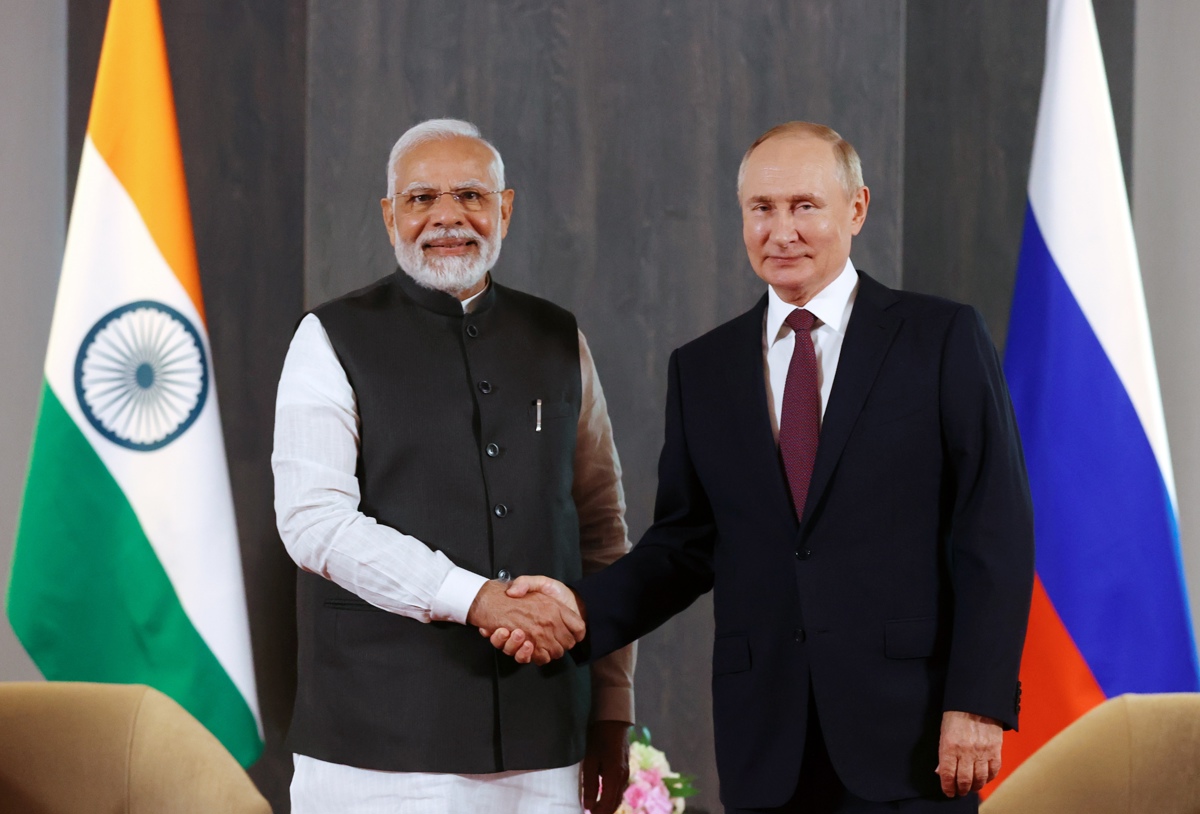 Presidente Vladimir Putin (derecha) saluda al primer ministro de la India Narendra Modi. (Foto de archivo de Sergei Bobylev EFE/EPA/SPUTNIK/KREMLIN POOL)
