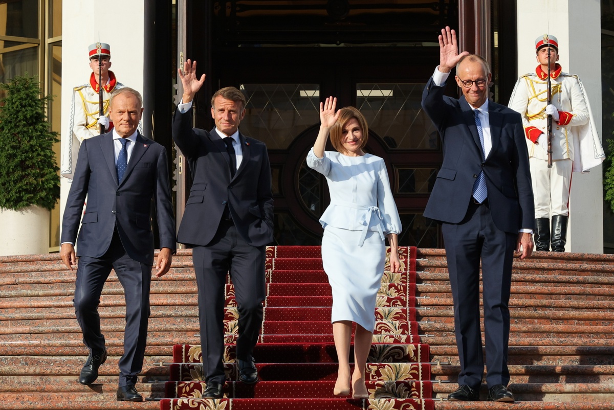 La presidenta de Moldavia Maia Sandu (2 - R), el presidente de Francia Emmanuel Macron (2 - L), el primer ministro polaco Donald Tusk (L) y la canciller alemana Friedrich Merz (R) durante una ceremonia de bienvenida en Chisinau, Moldavia, 27 de agosto de 2025. (Foto de Pawel Supernak de la agencia EFE/EPA)