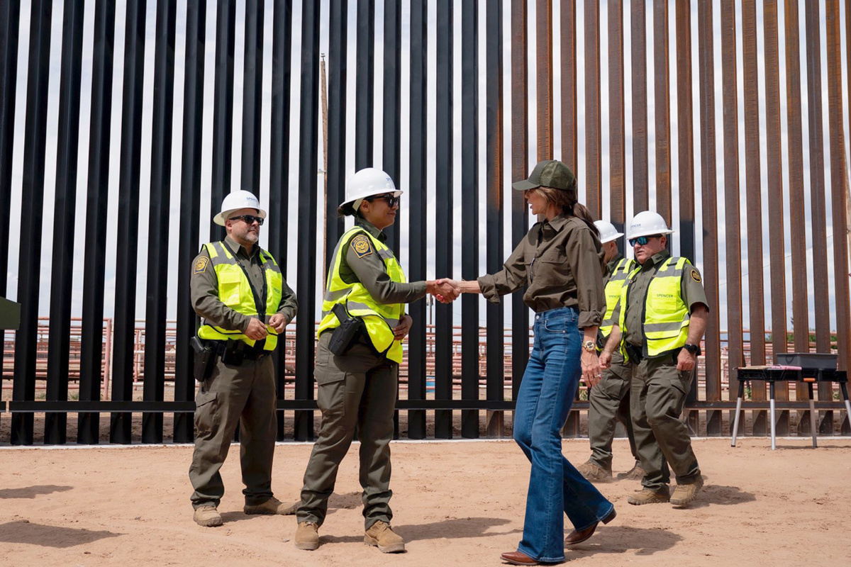 Fotografía tomada de la cuenta oficial de la red social X @Sec_Noem de la secretaria de Seguridad Nacional de Estados Unidos, Kristi Noem, que muestra a Noem (d) saludando a un funcionario en frente del muro fronterizo entre Estados Unidos y México este martes, en Santa Teresa (Estados Unidos). (EFE/ @sec_noem)