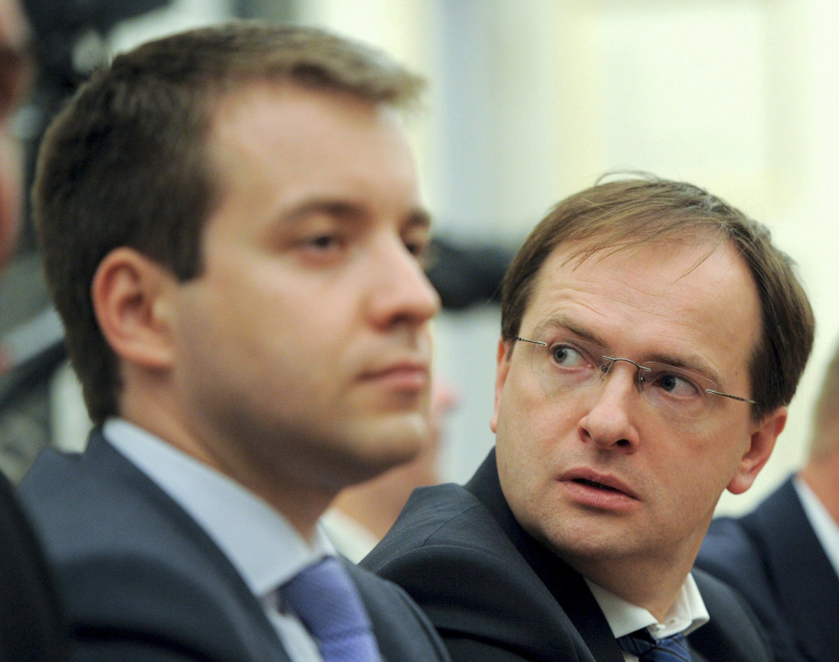 Vladímir Medinski (d), asiste a una reunión con el presidente de Rusia, Vladímir Putin. (Foto de Archivo/ EFE)