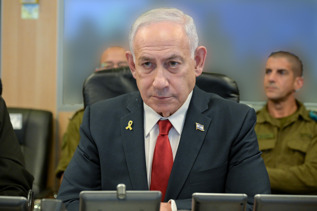 El primer ministro de Israel, Benjamín Netanyahu, atiende desde Jerusalén a los bombardeos del Ejército israelí a un complejo militar, 2 plantas eléctricas y un almacén de combustible este domingo en Saná, la capital de Yemen, supuestamente utilizados para “actividades militares” por los rebeldes hutíes, que controlan la ciudad. (Foto de EFE/IDF)