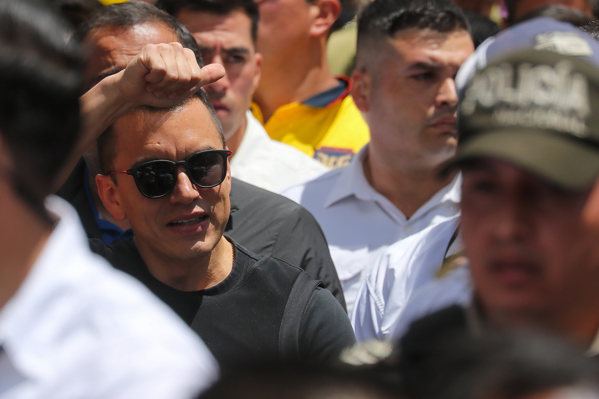 El presidente de Ecuador, Daniel Noboa, saluda en una movilización este martes, en Quito (Ecuador). (Foto de José Jácome de la agencia EFE)