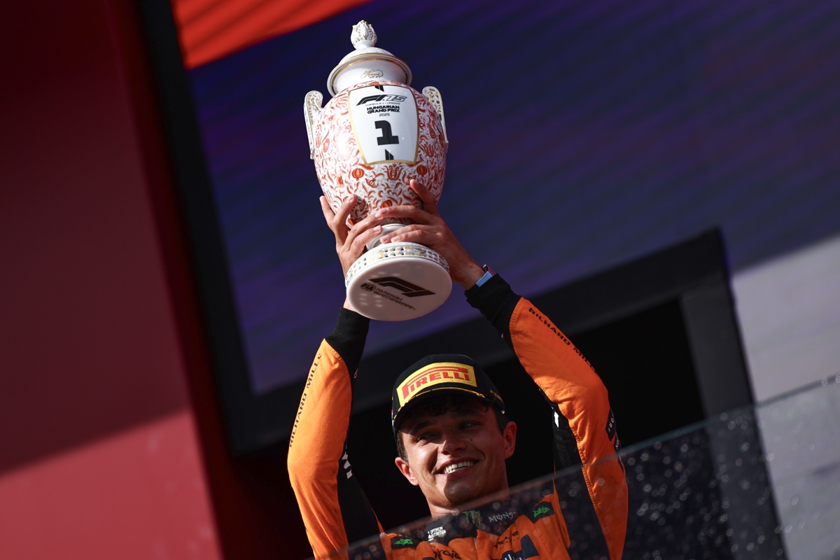 El piloto británico de McLaren, Lando Norris, celebra su victoria en el Gran Premio de Hungría de Fórmula 1 en el circuito Hungaroring de Mogyorod, cerca de Budapest, Hungría, el 3 de agosto de 2025. (Foto de Anna Szilagyi de la agencia EFE/EPA)
