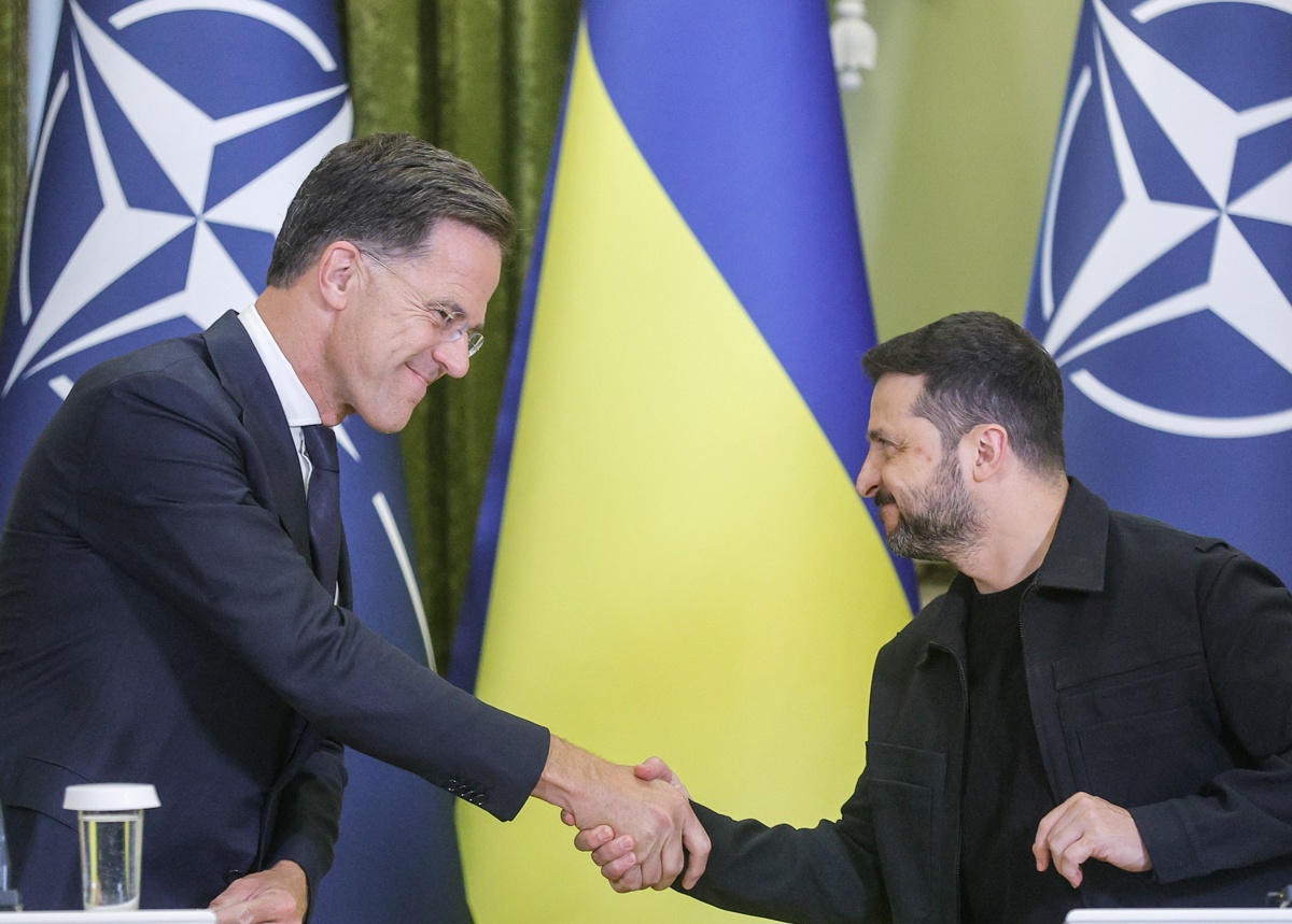 El Secretario General de la OTAN Mark Rutte (I) y el Presidente de Ucrania Volodymyr Zelensky (D) se dan la mano durante una conferencia de prensa conjunta tras su reunión en Kiev, Ucrania, 22 de agosto de 2025. (Foto de Sergey Dolzhenko de la agencia EFE/EPA)