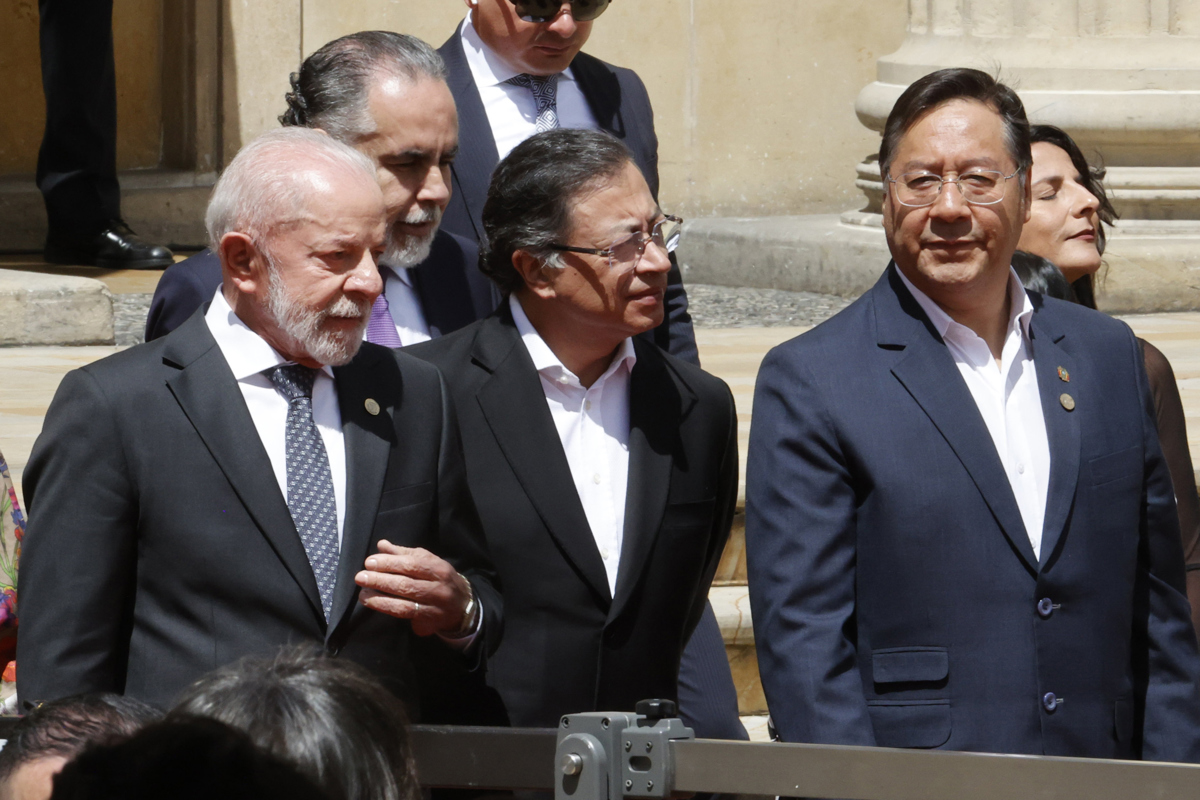 El presidente de Colombia, Gustavo Petro (c); el presidente de Brasil, Luiz Inácio Lula da Silva (i) y el presidente de Bolivia, Luis Arce, asisten a la V Cumbre de Países Amazónicos este viernes, en Bogotá (Colombia). (Foto de Mauricio Dueñas Castañeda de la agencia EFE)