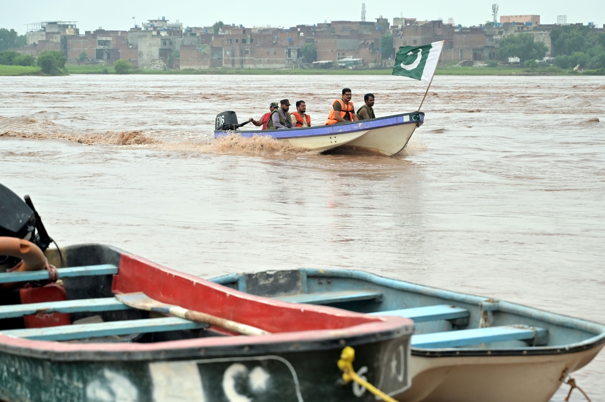 Equipos de rescate patrullan por el río Ravi, en Pakistán, tras la subida de las aguas en Lahore. (Foto Amjad Hussain de la agencia EFE/EPA)