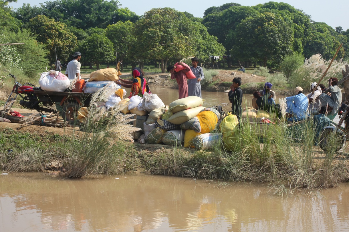 La gente acarrea sus pertenencias huyendo de las inundaciones ocasionadas tras el desbordamiento del río Sutlej, en la provincia de Punjab, Pakistán. (Foto de Mansoor Abbas de la agencia EFE/EPA)