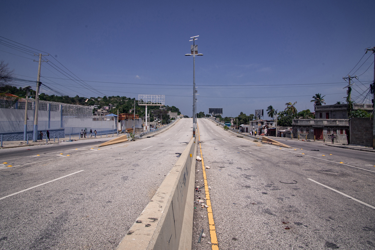 Una avenida desolada este martes, en Puerto Príncipe (Haití). (Foto de Mentor David Lorens de la agencia EFE)