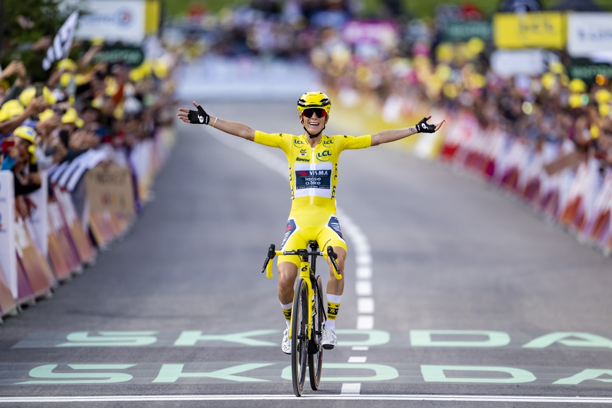 La ciclista francesa, Pauline Ferrand-Prévot, celebra su triunfo en la última etapa. (Foto de Jean-Christophe Bott de la agencia EFE/EPA)