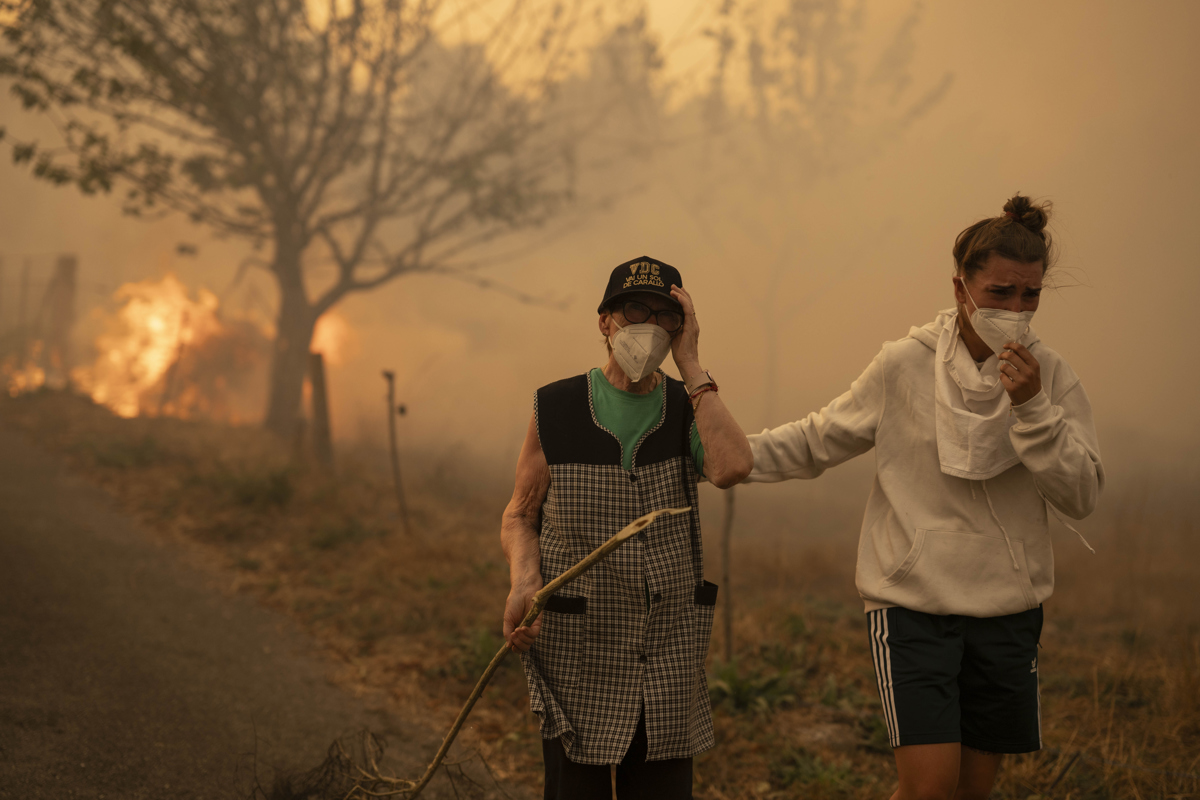 Vecinos trabajan en labores de extinción del incendio forestal de Carballeda de Avia (Ourense), uno de los que han afectado al noroeste de España este mes de agosto. (Foto de Brais Lorenzo de la agencia EFE)