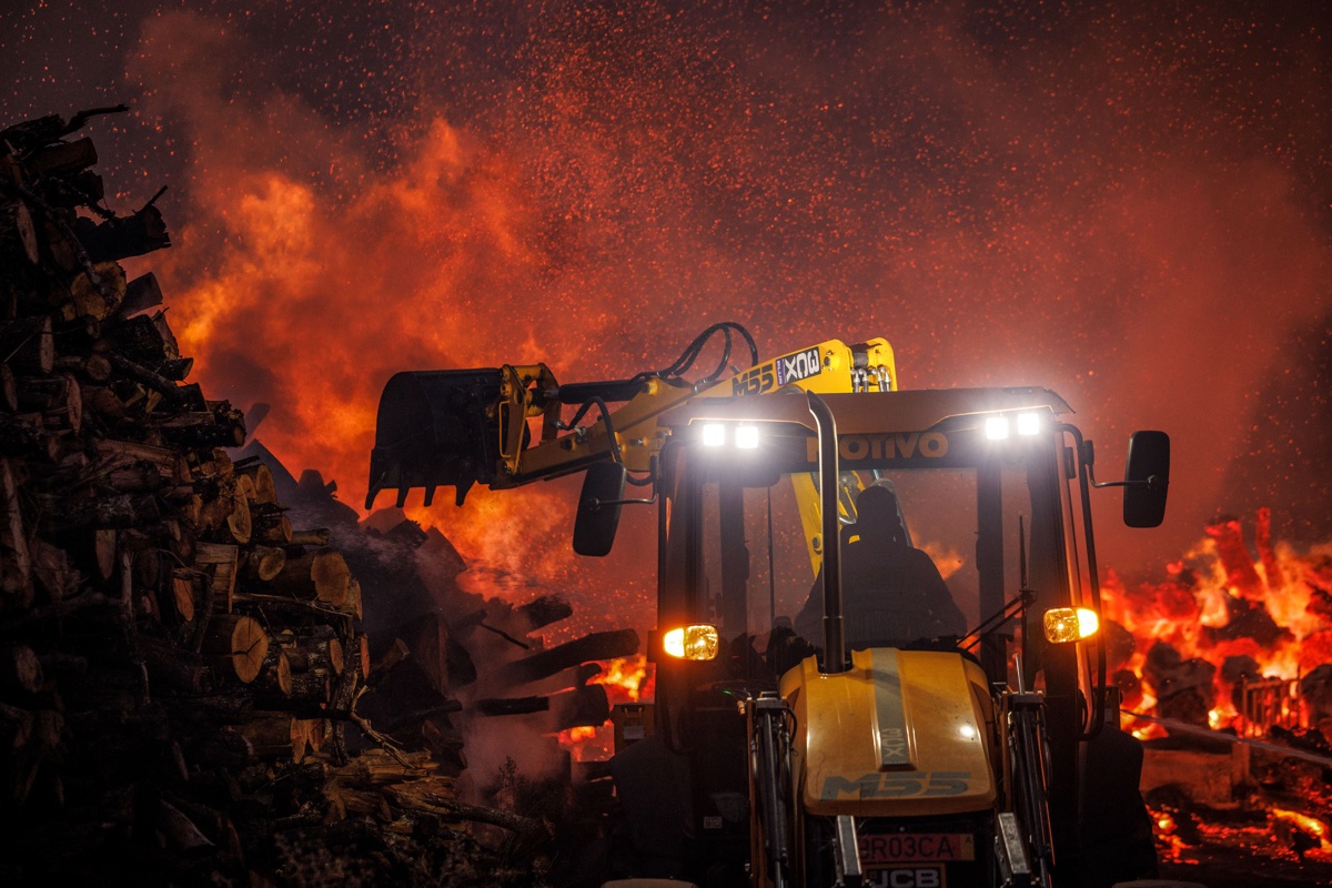 Un hombre trata de luchar contra el fuego en Chaves, Vila Real, Portugal, la semana pasada. (Foto de Pedro Sarmento Costa de la agencia EFE/EPA)