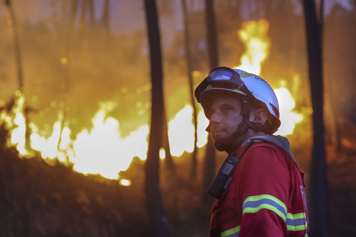 Un bombero combate al fuego en Pampilhosa da Serra, Portugal, ayer. (Foto de Paulo Novais de la agencia EFE/EPA)