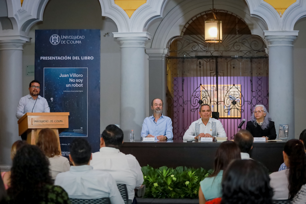 La presentación del libro de Juna Villoro, "No soy un robot", se realizó en el Salón del Vitral de la Pinacoteca. (Foto de la Dirección General de Prensa de la UdeC)