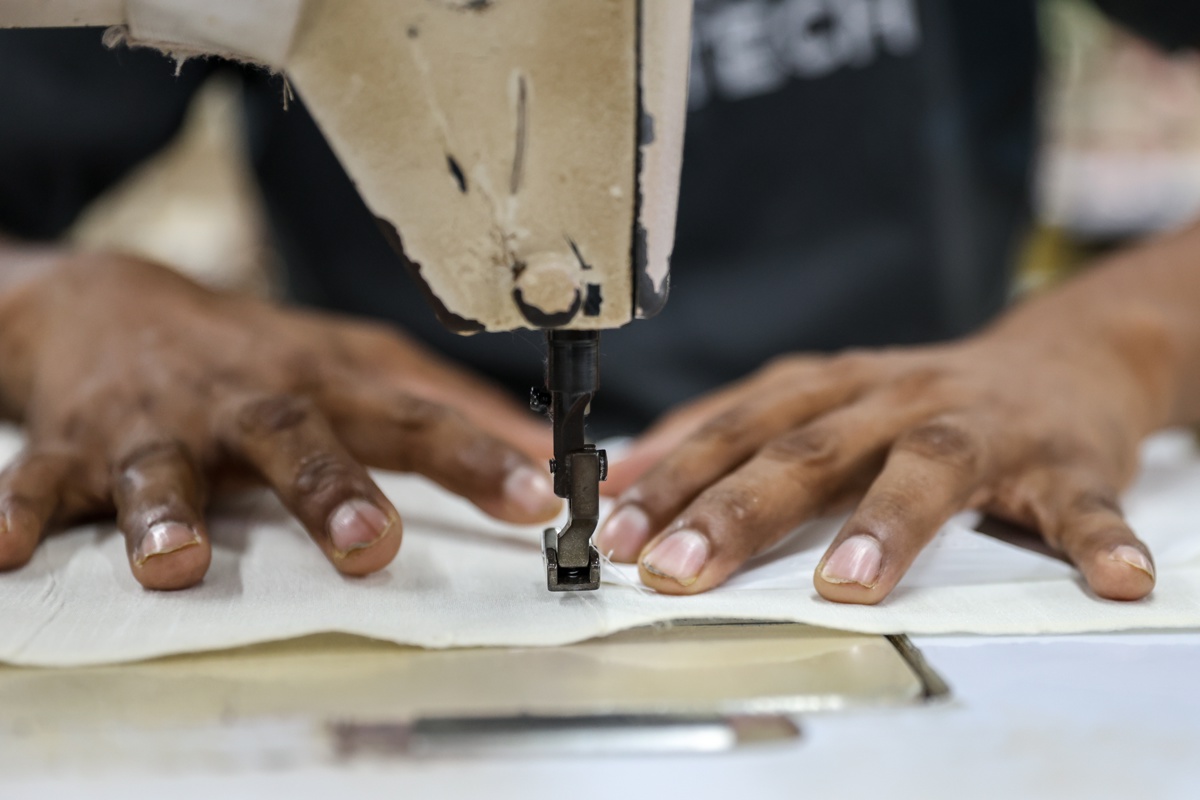 Una persona que trabaja en una fábrica textil. (Foto de archivo de Divyakant Solanki de la agencia EFE/EPA)