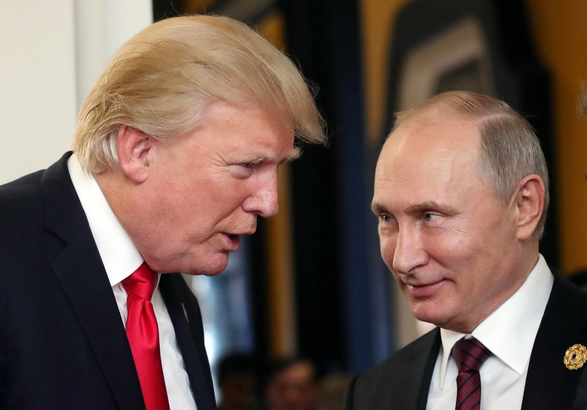 Encuentro del presidente ruso Vladimir Putin (D) y el presidente de EUA Donald J. Trump (I) en un descanso de una reunión de líderes en la 25ª Cumbre de Cooperación Económica Asia-Pacífico (APEC) en Da Nang, Vietnam, 11 de noviembre de 2017. (Foto de Mikhail Klimentyev EFE/EPA/SPUTNIK/KREMLIN)