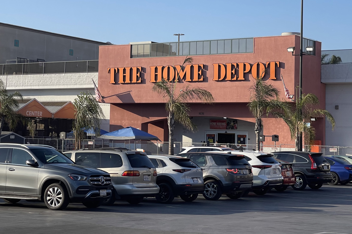 Fachada de la tienda The Home Depot del vecindario Westlake este sábado, en el centro de Los Ángeles (EUA). (Foto de Ana Milena Varón de la agencia EFE)